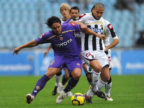 Vargas difende il pallone dall'assalto di Inler in Udinese-Fiorentina (Getty Images)