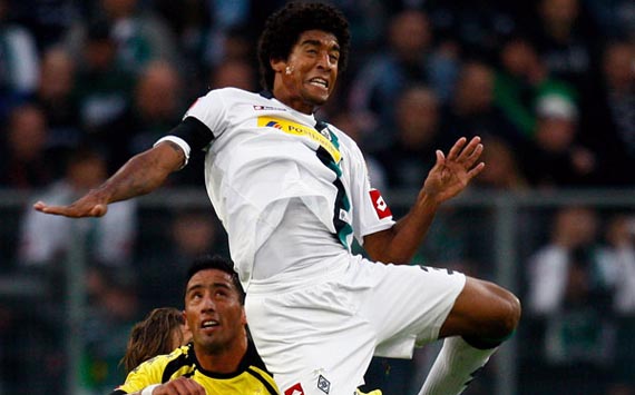 Dante mit der Lufthoheit gegen Bum-Bum-Barrios (Bongarts/Getty-Images)