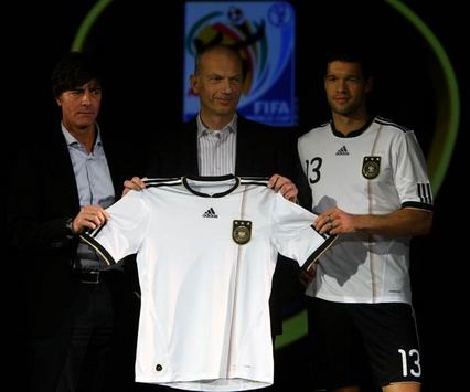 Joachim Löw, Erich Stamminger von Adidas & Michael Ballack präsentieren das neue Deutsche Trikot für die WM 2010 (Bongarts/Getty-Images)