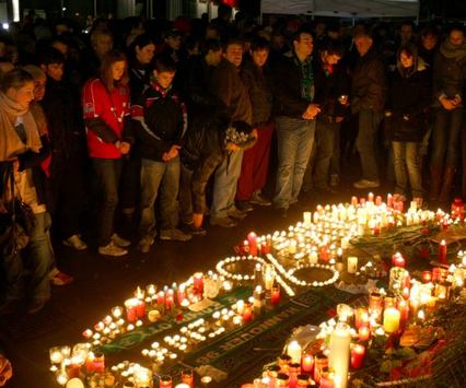 Hannover 96 fans paying tribute on Robert Enke (Bongarts/Getty-Images)