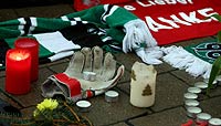 Almanya: Robert Enke'nin ölümünün ardından taraftarlar anma töreni düzenlerken (Bongarts/Getty-Images)
