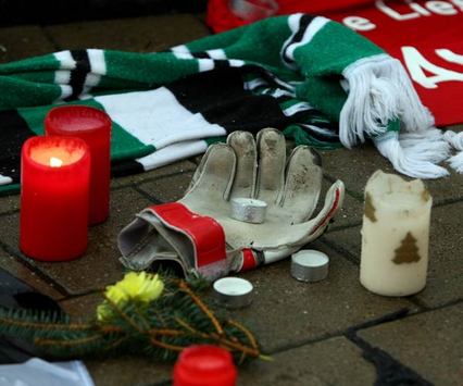 Almanya: Robert Enke'nin ölümünün ardından taraftarlar anma töreni düzenlerken (Bongarts/Getty-Images)