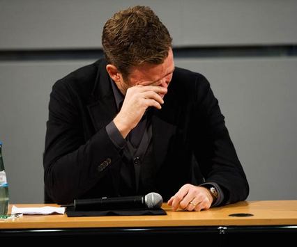 Oliver Bierhoff bricht in Tränen zusammen (Bongarts/Getty-Images)