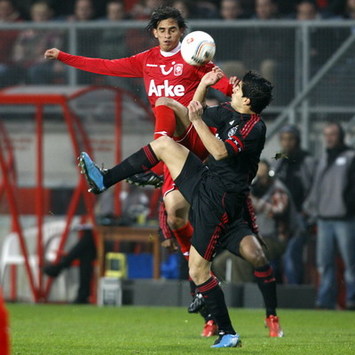 Bryan Ruiz vs Luis Suarez, FC Twente - Ajax (Foto PROSHOTS)