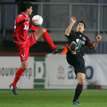 Luis Suarez vs Bryan Ruiz, FC Twente - Ajax (Foto PROSHOTS)