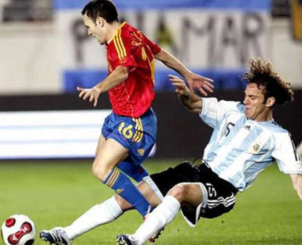 Iniesta ante Milito en el último España-Argentina