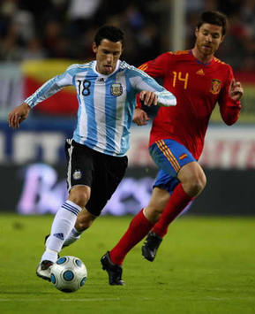 Maxi Rodriguez, Xabi Alonso,  Spain, Argentina (Getty Images)