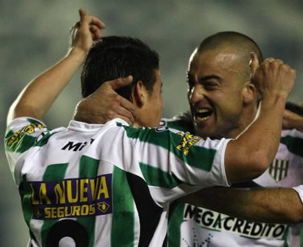 Santiago Silva felicita a James Rodriguez - Banfield