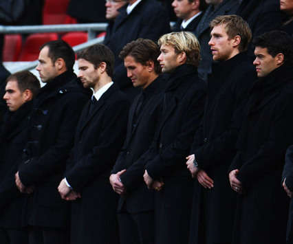 Trauer beim DFB-Team um Robert Enke (Bongarts / Getty Images)