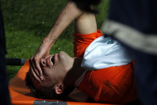 Robin van Persie is forced to leave the friendly against Italy due to injury (foto PROSHOTS)