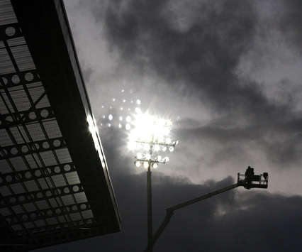 TV-Kamera neben dem Flutlicht, im Kingsholm Stadium (Jed Leicester/Getty Images)
