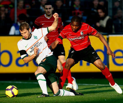 Bundesliga: SC Freiburg - Werder Bremen, Hunt und Makiadi im Zweikampf (Bongarts / Getty Images)