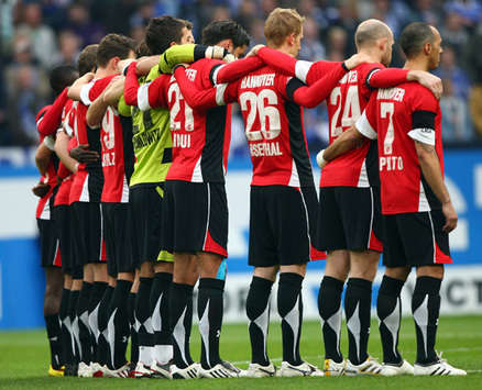 Die Mannschaft von Hannover 96 gedenkt vorm Anpfiff noch mal an Robert Enke (Getty Images/Bongarts)