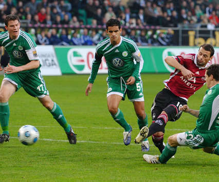 Bundesliga: VfL Wolfsburg - 1. FC Nürnberg, Bunjaku beim Abschluss (Bongarts / Getty Images)