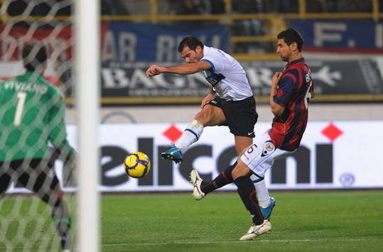 Stankovic scaglia il potente tiro che s'infrangerà prima sul palo a sinistra di Viviano, poi su quello a destra, durante Bologna-Inter (Getty Images)