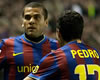 Dani Alves celebra con Pedro, durante el Athletic de Bilbao-Barcelona disputado en San Mamés (Getty Images)