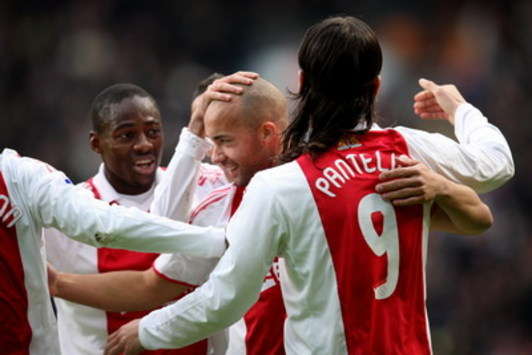 Ajax - sc Heerenveen, Demy de Zeeuw en Marko Pantelic na een Ajax-goal (foto PROSHOTS)