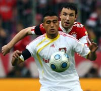 Bundesliga: Bayern München - Bayer Leverkusen / Arturo Vidal; Mark van Bommel (Bongarts/Getty-Images)