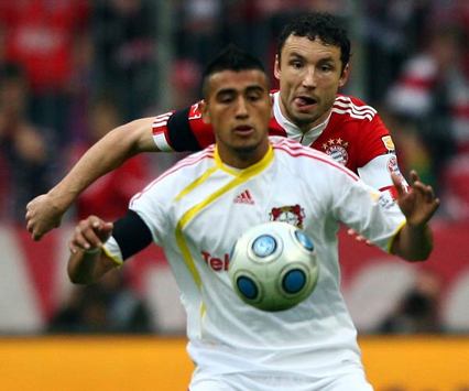 Bundesliga: Bayern München - Bayer Leverkusen / Arturo Vidal; Mark van Bommel (Bongarts/Getty-Images)