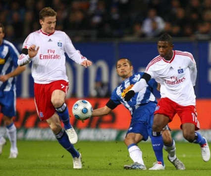 Hamburgs Marcell Jansen und Eljero Elia gegen Bochums Shinji Ono (Bongarts/Getty-Images)