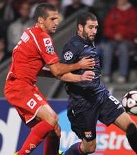 Champions League : Alessandro Gamberini (Fiorentina) vs Lisandro Lopez (Lyon)