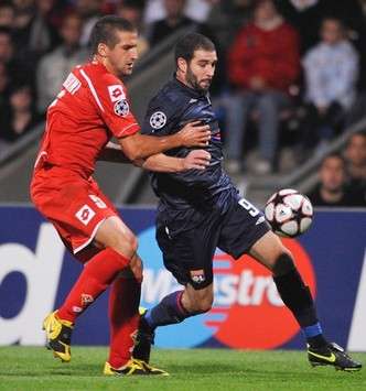 Champions League : Alessandro Gamberini (Fiorentina) vs Lisandro Lopez (Lyon)