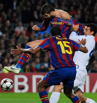 Piquè brucia Thiago Motta e porta in vantaggio il Barcellona sull'Inter (Getty Images)