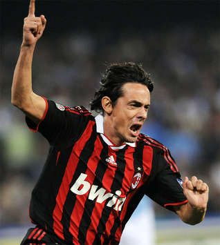 Filippo Inzaghi esulta dopo il goal realizzato in Napoli-Milan (Getty Images)