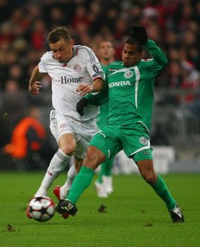 Champions League: Bayern Munich - Maccabi Haifa, Ivica Olic - Eyal Meshumar (Getty Images/Bongarts)
