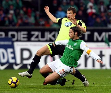 Bundesliga Werder Bremen - VfL Wolfsburg: Edin Dzeko & Torsten Frings (Bongarts/Getty-Images)