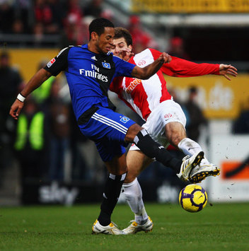 Dennis Aogo im Duell mit Andreas Ivanschitz (Getty Images)