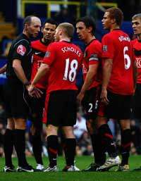 EPL: Mike Dean, Portsmouth v Manchester United (Getty Images)