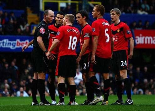 Surround Sound: Mike Dean Gets An Earful From The Surrounding United Players (Getty Images)