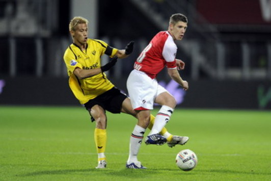 AZ Alkmaar - VVV-Venlo, Keisuke Honda vs. Stijn Schaars (foto PROSHOTS)