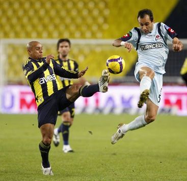 Roberto Carlos (Fenerbahce) - Sancak Kaplan (Kasimpasaspor) (fenerbahce.org)