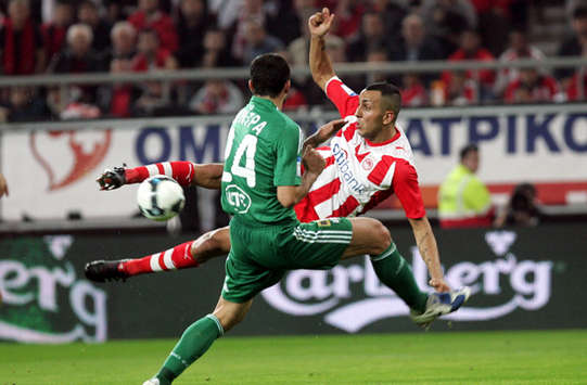 Kostas Mitroglus Seitfallzieher zum 2:0 für Olympiakos im Derby gegen Panathinaikos (INTIME)