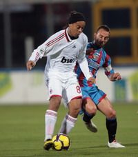 Ronaldinho (M), Mascara (C) - Catania-Milan - Serie A (Getty Images)