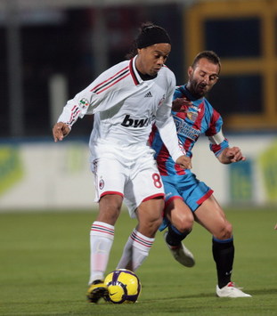 Ronaldinho (M), Mascara (C) - Catania-Milan - Serie A (Getty Images)