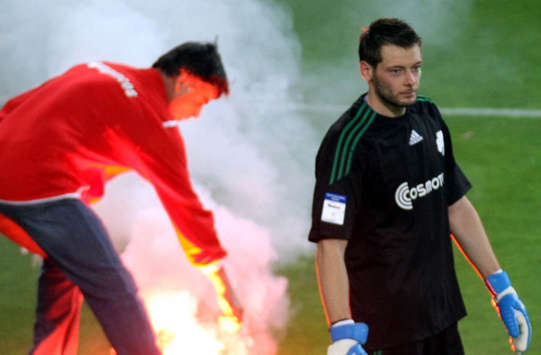 Panathinaikos Keeper Tzorvas ganz cool - ließ sich von den Feuerwerkskörpern nicht provozieren (INTIME)