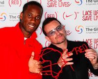 Didier Drogba dan Bono U2 menunjukkan kepedulian mereka terhadap isu global HIV/AIDS dengan mendukung penuh kampanye "Lace Up Save Lives" bersama Nike dan [RED] - (GOAL.com / Nike)