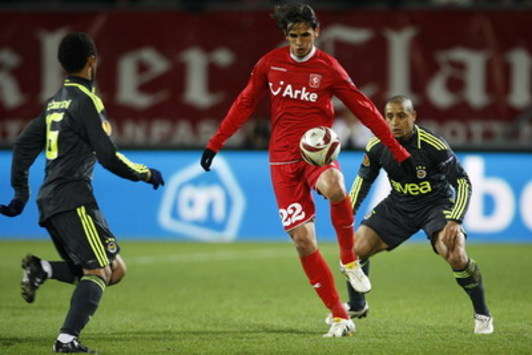 EL: FC Twente - Fenerbahçe, Bryan Ruiz vs. Roberto Carlos (foto PROSHOTS)