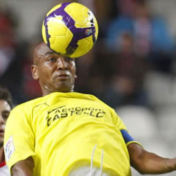 El mediocentro Marcos Senna, en acción con el Villarreal (MARCA)