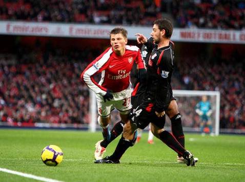 EPL: Andrey Arshavin - Rory Delap, Arsenal v Stoke City (Getty Images)