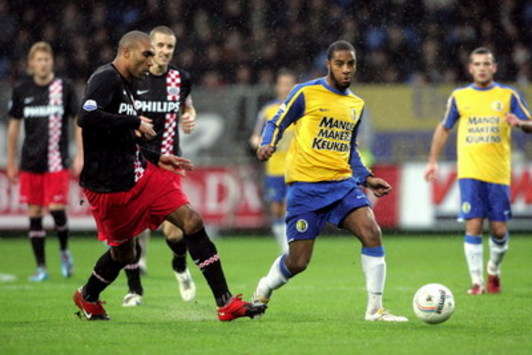 RKC Waalwijk - PSV, Orlando Engelaar vs. Kemy Agustien (foto PROSHOTS)