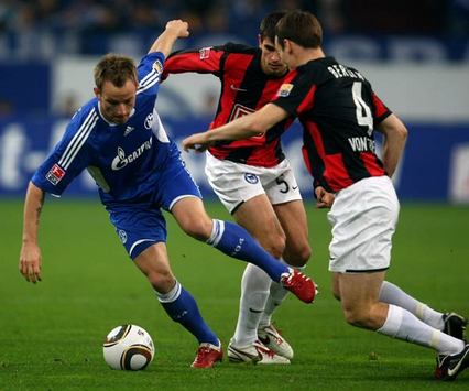 Bundesliga FC Schalke 04 - Hertha BSC: Ivan Rakitic, Nemanja Pejcinovic & Steve van Bergen (Bongarts/Getty-Images)