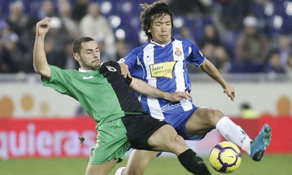 Nakamura pelea un balón con Mehdi Lacen durante el partido contra el Racing en Cornellá-El Prat (Marca)