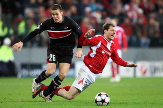 CL: Standard Liege - AZ Alkmaar, Niklas Moisander vs. Milan Jovanovic (foto PROSHOTS)