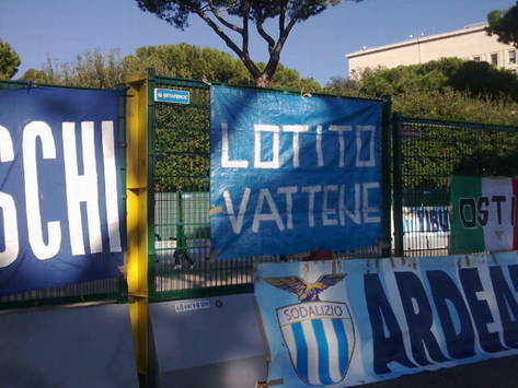 Striscioni anti-Lotito appensi dai tifosi della Lazio alla recinzione dell'Olimpico (Goal.com)