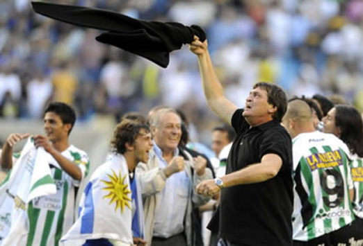 Julio César Falcioni festeja el título logrado con Banfield