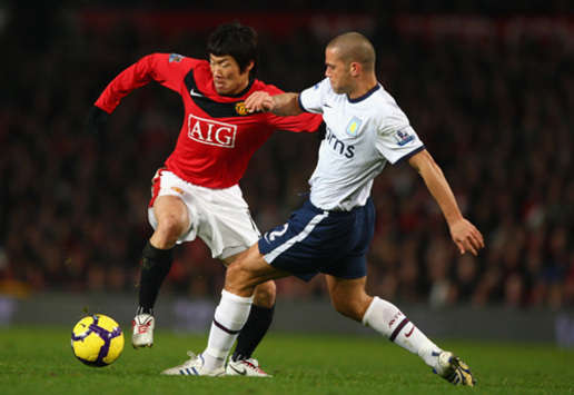 Park Ji-Sung & Luke Young, Manchester United v Aston Villa (Getty Images)